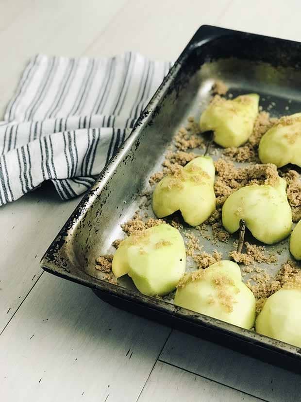 easy pear dessert with only 3 indgredients - sprinkling brown sugaar